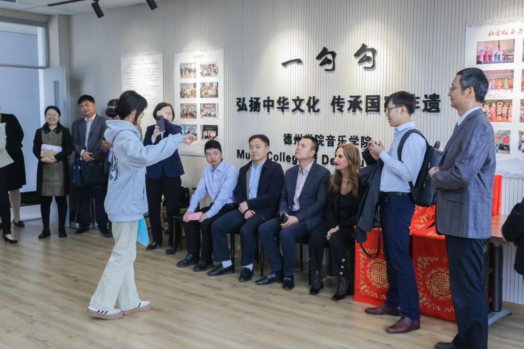 进一步加强在文化沟通