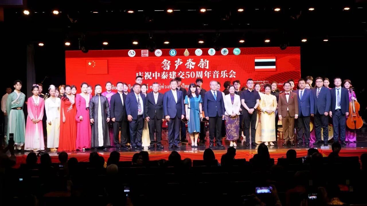 数百位泰国当地民众到场观看
