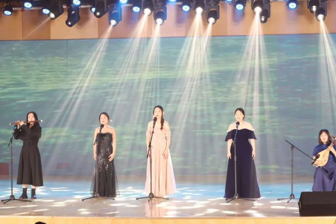 音乐会在男女合唱《如果有来生》中缓缓