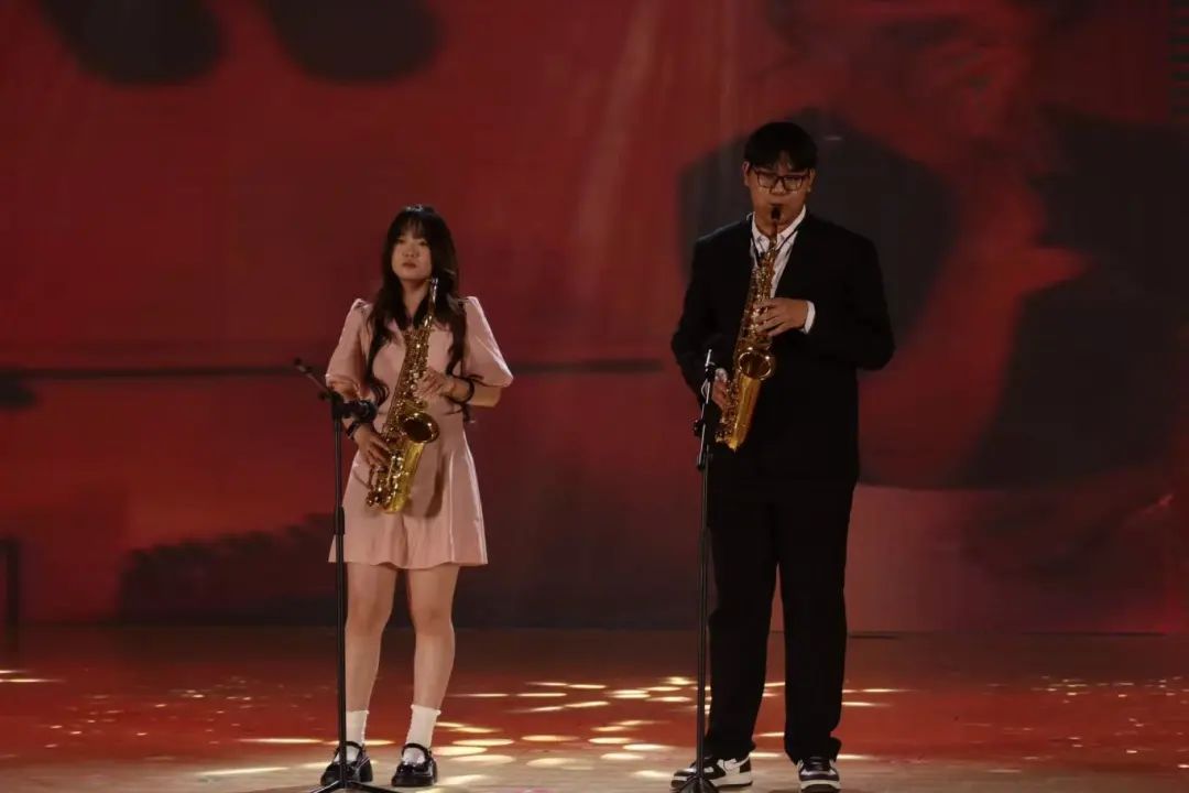 暮春的月光浸染着音乐厅的穹顶