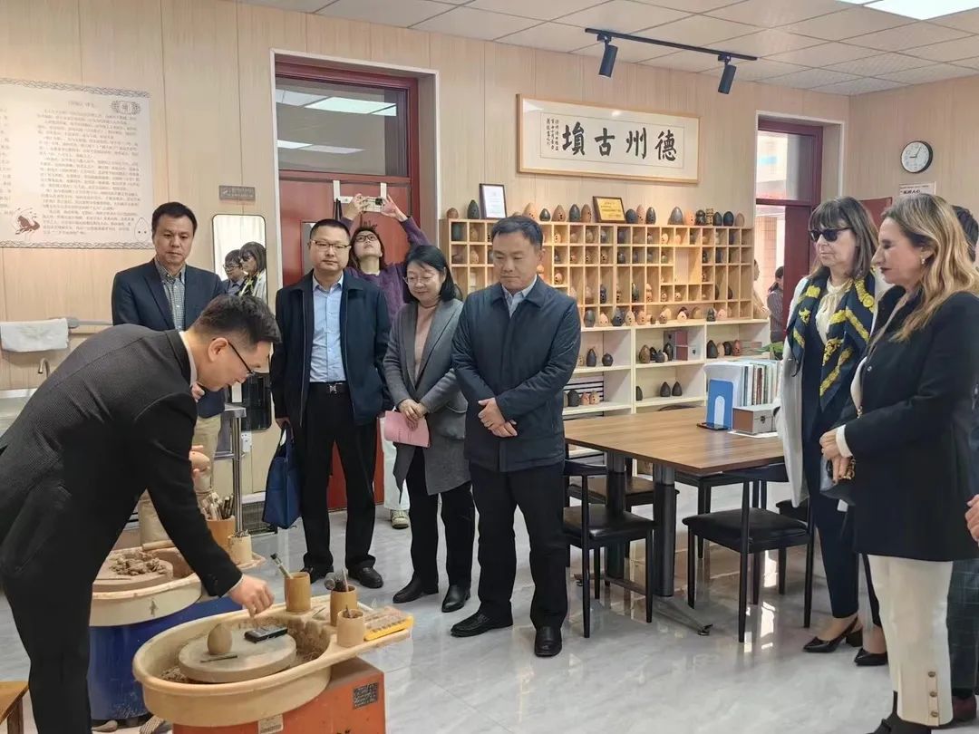 与此同时刘印房副校长代表德州亚美体育