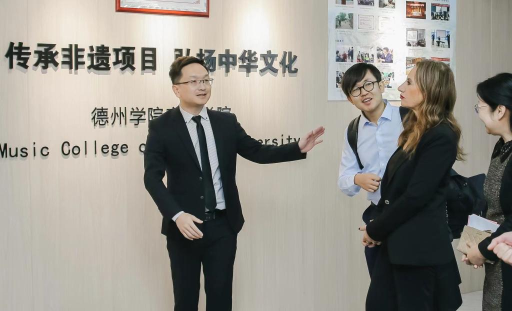 副校长刘印房教授会见了艾玛努埃拉·萨