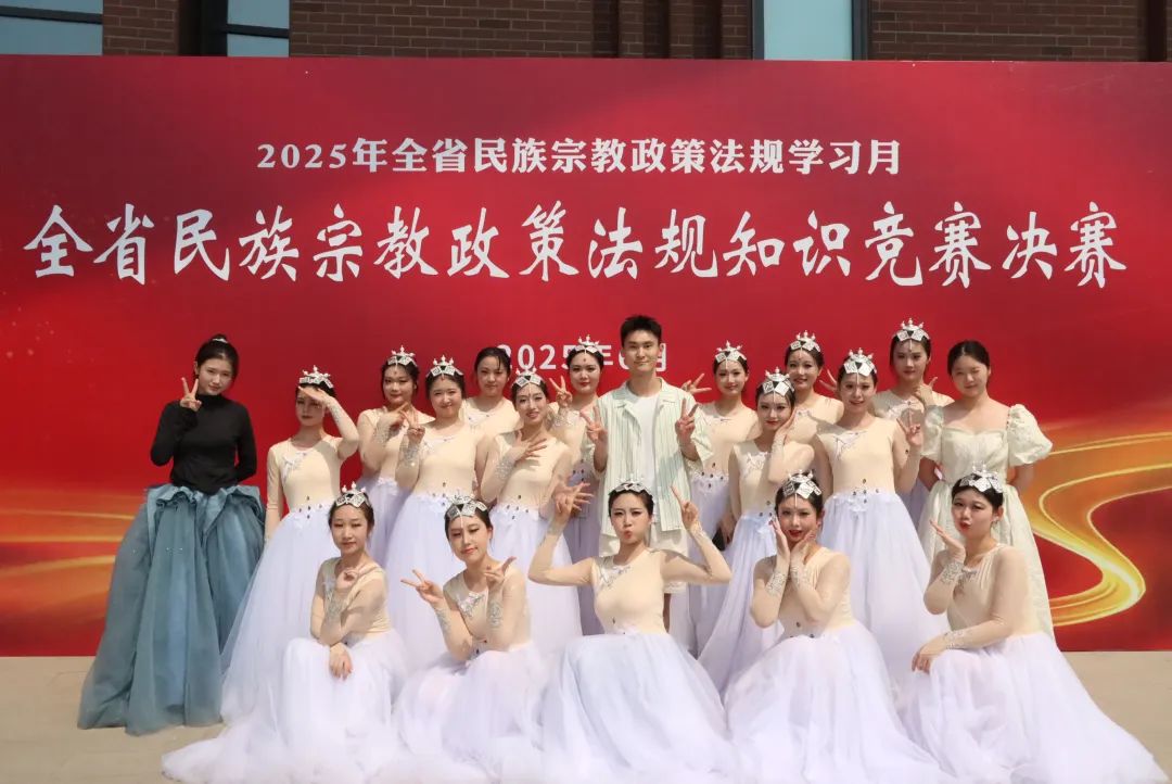 以精彩纷呈的文艺表演助力活动顺利进行