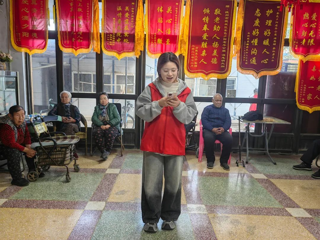 为弘扬中华民族尊老爱幼的传统美德