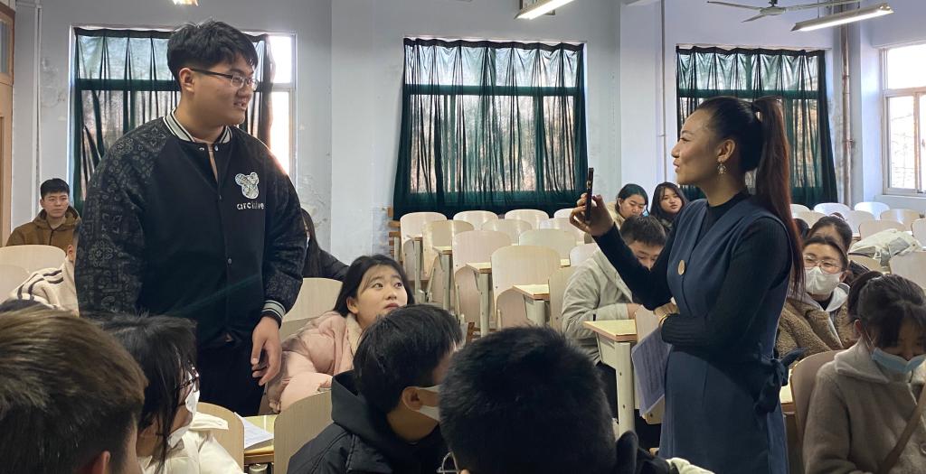 青年教师麻薛珊博士现场翻译