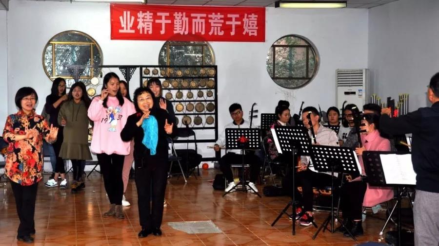 其中教授4人