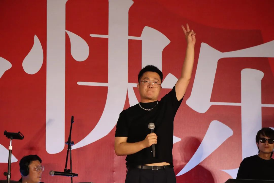 双子星乐队演唱开场歌曲《冲开一切》成
