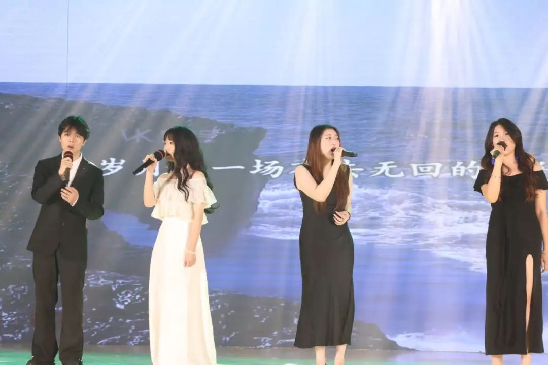 铜管乐器的金属质感与旋律的缠绵交织