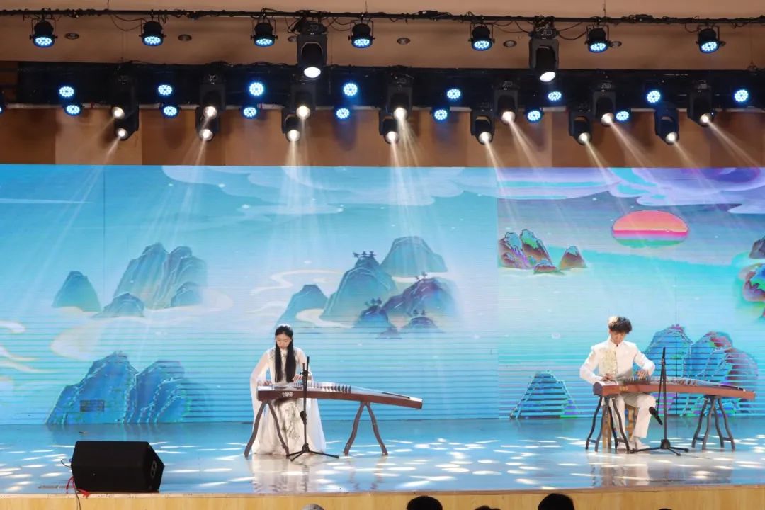 2021级音乐表演系的学子们以音符为
